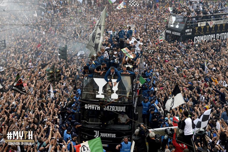 Imaginea articolului Parada organizată de Juventus pentru câştigarea titlului, la un pas de tragedie: Şase fani au fost răniţi | FOTO, VIDEO