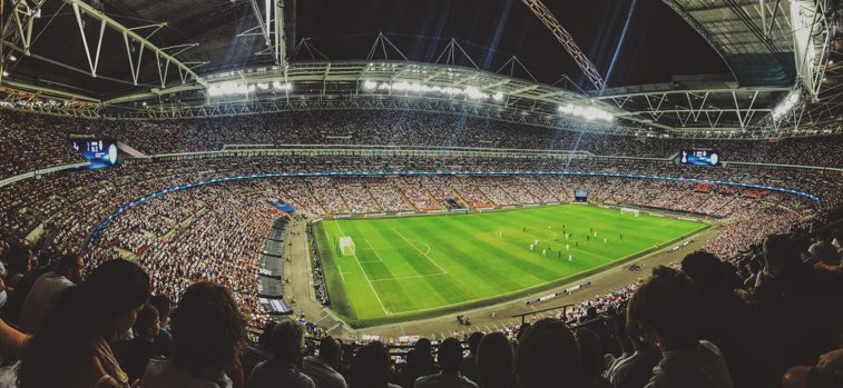 Imaginea articolului UEFA va permite comercializarea alcoolului pe stadioane. Vestea, primită cu bucurie de suporteri