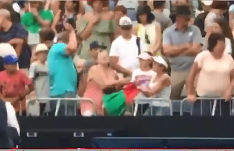 Imaginea articolului IMAGINILE ZILEI: Două spectatoare Australian Open se luptă pe bentiţa purtată de Aryna Sabalenka
