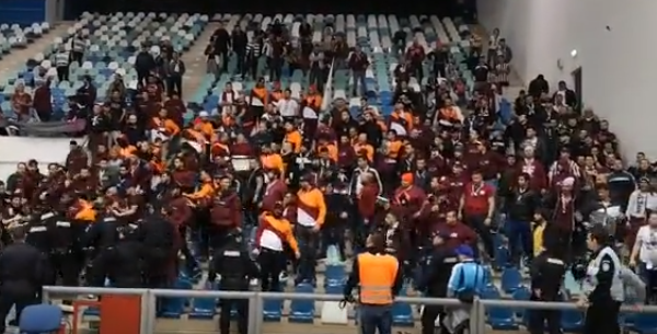 Imaginea articolului Scandal în Liga Naţională de handbal. Sute de suporteri ai Rapid Bucureşti, scoşi de jandarmi din tribune. VIDEO