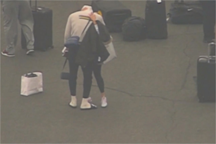 Imaginea articolului VIDEO | Le Bron James, în lacrimi pe aeroportul din Los Angeles. Acesta e îmbrăţişat de foştii colegi ai lui Kobe Bryant