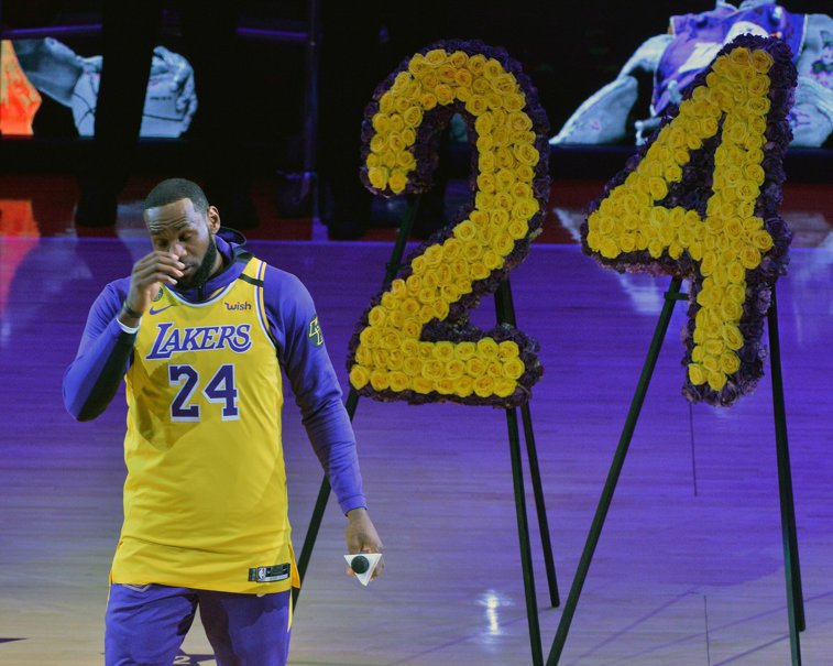 Imaginea articolului FOTO | Echipa L.A. Lakers i-a adus un omagiu lui Kobe Bryant. LeBron James a izbucnit în lacrimi