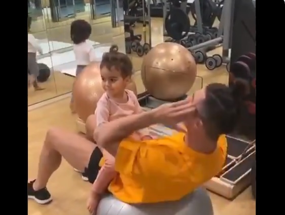 Imaginea articolului VIDEO | Cristiano Ronaldo s-a antrenat cu fetiţa sa pe abdomen: clipul a devenit imediat viral. Mesajul postat de jucătorul lui Juventus