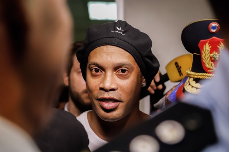 Imaginea articolului Ronaldinho a fost arestat în Paraguay, după ce fusese iniţial eliberat. Campionul mondial a pătruns în ţară cu paşaport fals