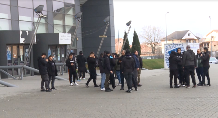 Imaginea articolului Sute de suporterii olteni care trebuiau să meargă la meciul cu FCSB au rămas acasă. VIDEO