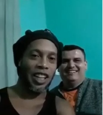 Imaginea articolului VIDEO Ronaldinho s-a filmat în închisoare cu un traficant de droguri 