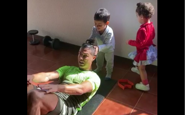 Imaginea articolului Cristiano Ronaldo, încurcat de copii în timpul antrenamentelor. Cum s-a "răzbunat" starul portughez 