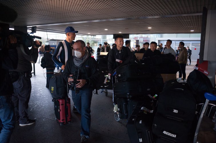 Imaginea articolului Echipa de fotbal din Wuhan a revenit acasă după 104 zile de "stat pe drumuri". Fanii i-au aşteptat cu flori pe jucători 