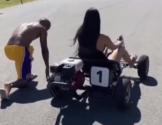 Imaginea articolului VIDEO | Starul echipei Juventus, în papuci, a câştigat o cursă de viteză în faţa unei maşini de karting condusă de iubita lui 