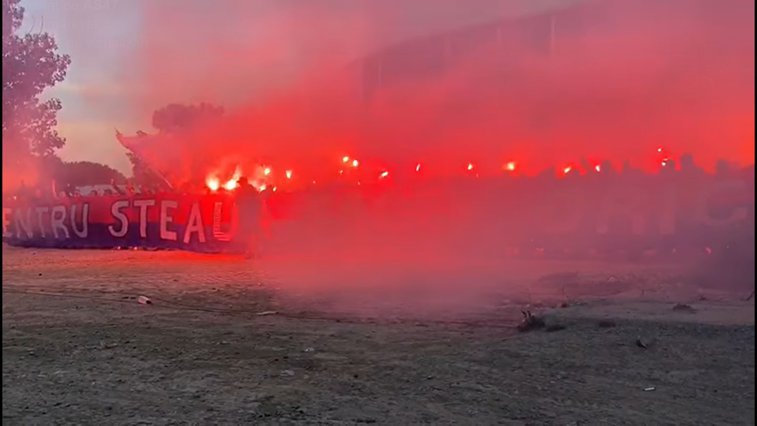 Imaginea articolului VIDEO Demonstaţie impresionantă în faţa noului stadion STEAUA. Suporterii din Ghencea au aprins torţe şi au cântat la aniversarea clubului