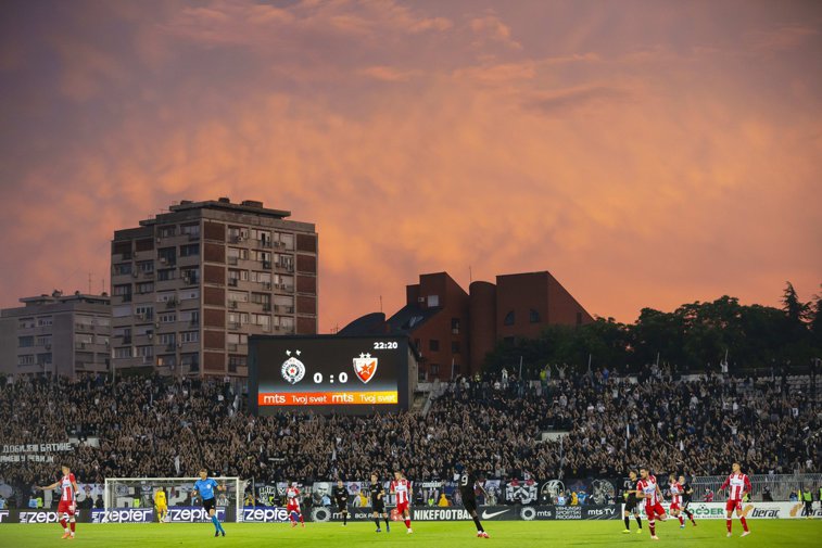Imaginea articolului VIDEO Sârbii au interzis accesul COVID 19 pe stadion. 25.000 de oameni au fost în tribune la derby-ul Partizan-Steaua Roşie