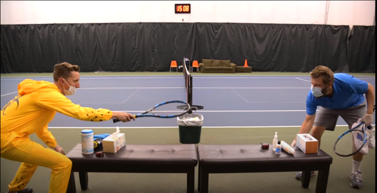 Imaginea articolului Haz de necaz: Tenis de pandemie, cu Ira şi Ian. Nici măcar fileul nu scapă de dezinfecţie | VIDEO