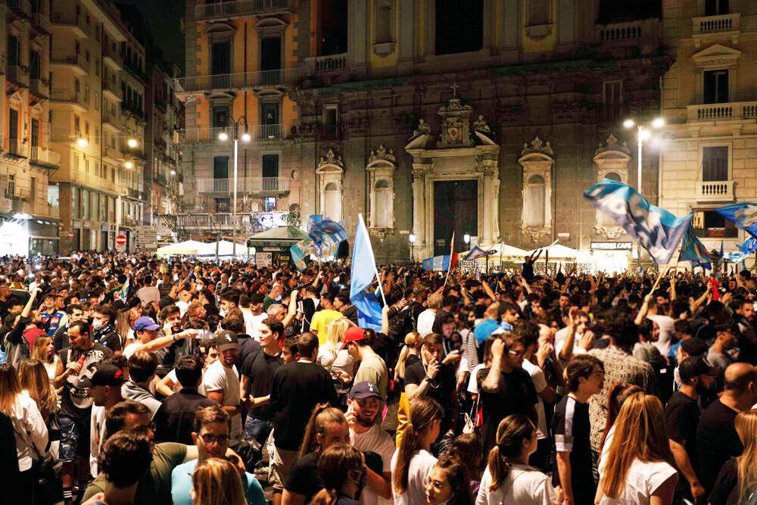 Imaginea articolului Distanţare socială ZERO pe străzile din Napoli, după ce echipa a câştigat Cupa Italiei