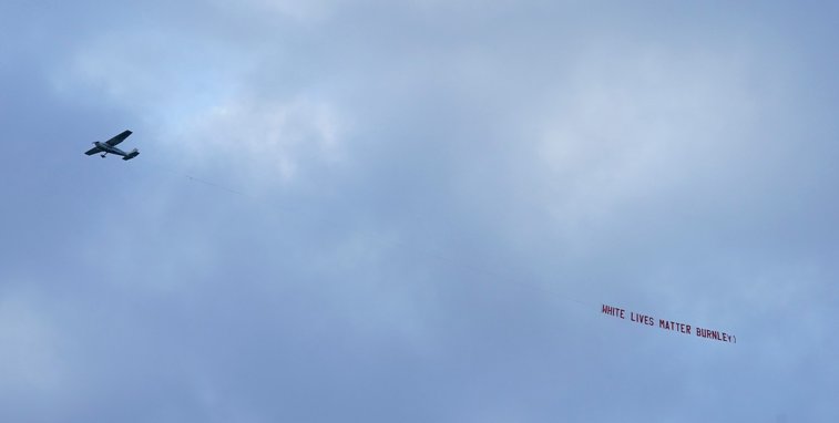 Imaginea articolului SFIDARE la adresa mişcării antirasiste BLM. Banner inscripţionat ”White Lives Matter Burnley” afişat de un avion 