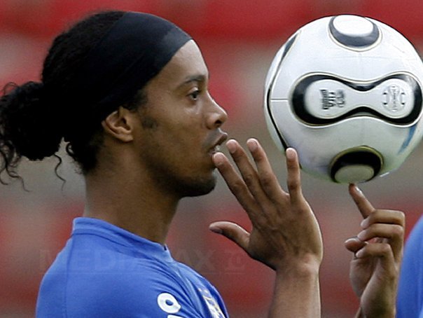 Imaginea articolului Ronaldinho se reapucă de fotbal şi va juca sub comanda marelui Maradona