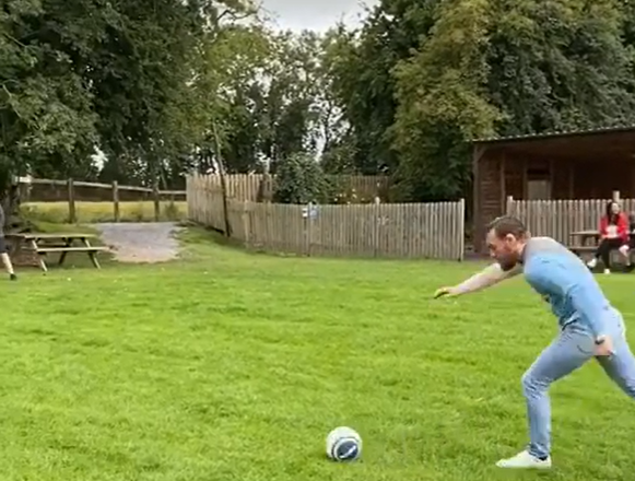 Imaginea articolului VIDEO Conor McGregor se apucă de fotbal. Vezi cum se descurcă  luptătorul cu mingea