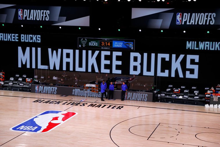 Imaginea articolului NBA a amânat trei meciuri de baschet după ce Milwaukee Bucks a decis boicotarea competiţiei în semn de solidaritate cu mişcarea Black Lives Matter