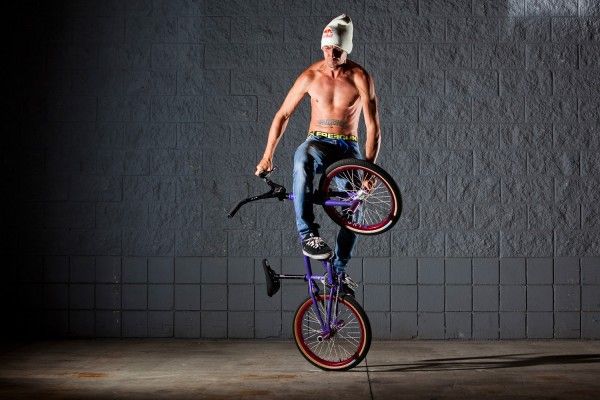 Imaginea articolului Cu bicicleta... în garaj. Un ciclist profesionist îţi arată cum poţi să te dai pe bicicletă în interior