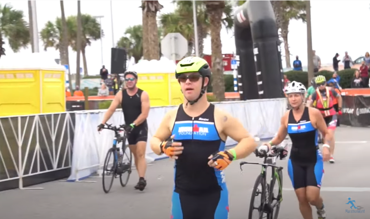 Imaginea articolului VIDEO Chris Nikic a devenit prima persoană cu sindromul Down care termină un triatlon Ironman