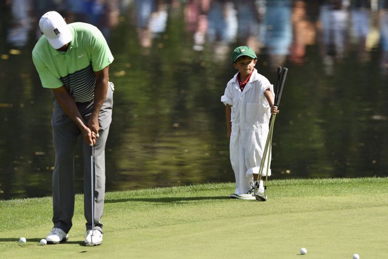 Imaginea articolului FOTO Golf în familie: Tiger Woods va participa pentru prima oară la un turneu alături de fiul lui, Charlie