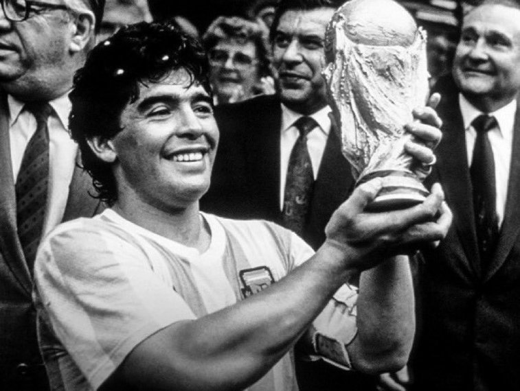 Imaginea articolului Moartea lui Diego Maradona a îndoliat lumea fotbalului românesc şi internaţional. Jucătorii de pretutindeni îi aduc omagii