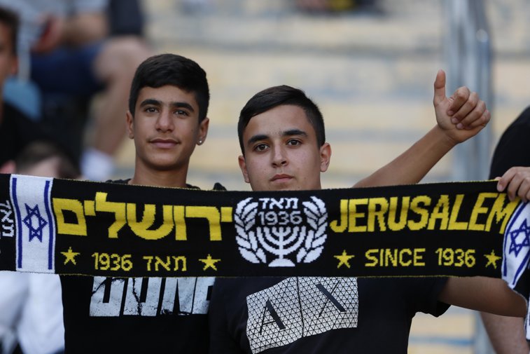 Imaginea articolului Beitar Ierusalim, ai cărei suporteri sunt cunoscuţi pentru rasism, a fost cumpărată de un şeic arab. Netanyahu: „O schimbare în bine”