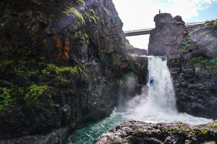Imaginea articolului VIDEO Cu caiacul prin „Gaura Cheii”, cascada de 35 metri înălţime