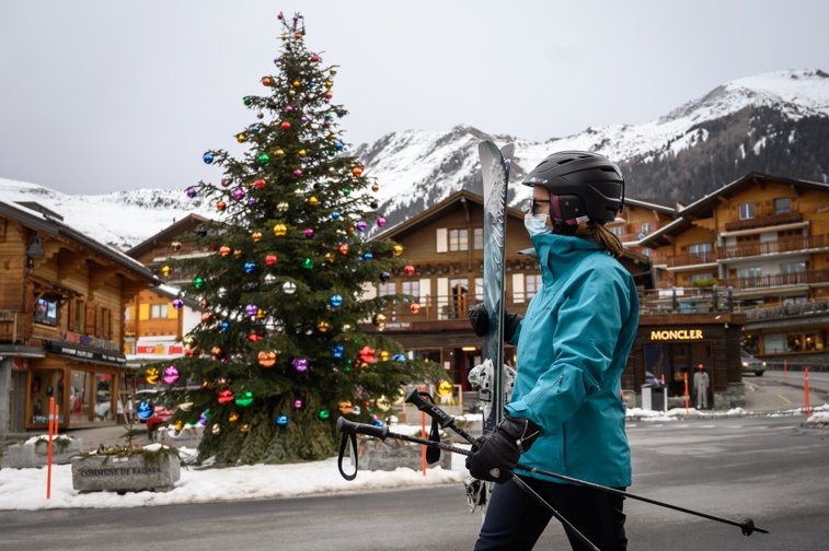 Imaginea articolului Unde mergem la schi? Anul acesta, distracţia pe pârtie vine cu reguli stricte. Ţările care impun carantină turiştilor