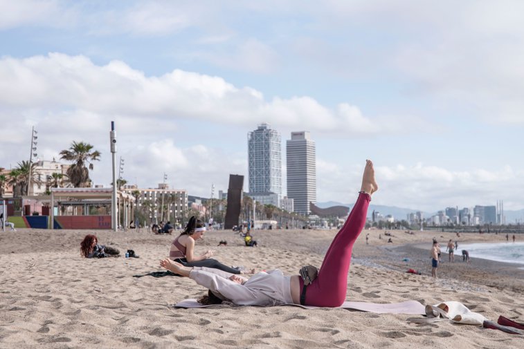 Imaginea articolului Cât costă o oră de yoga pe plajă şi ce primeşti la schimb
