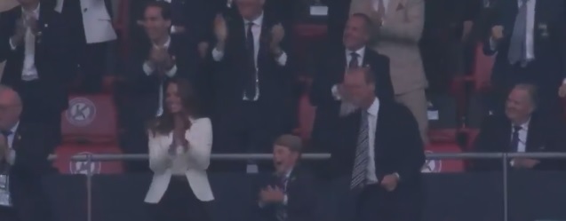 Imaginea articolului VIDEO Imaginile care au făcut înconjurul lumii. Bucuria prinţului George la golul marcat de Anglia în finala Euro 2020