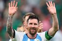 Imaginea articolului Messi ratează penalty, dar Argentina merge în optimi la braţ cu Polonia, salvată de Arabia Saudită