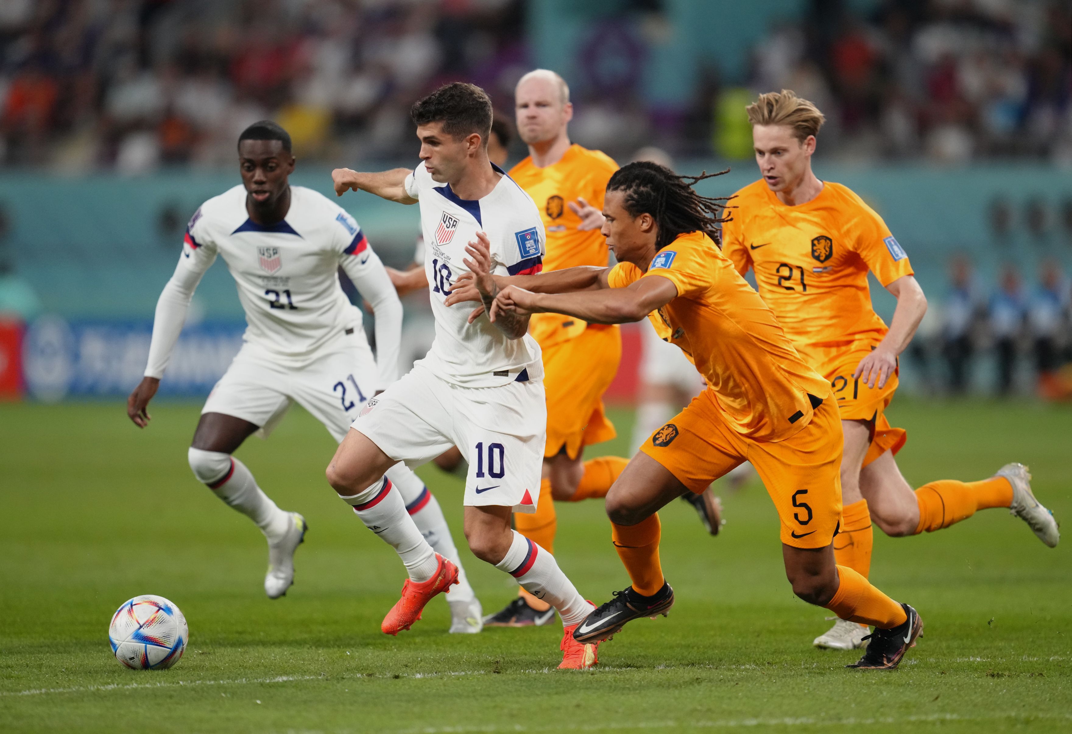 Jucătorii naţionalei Ţărilor de Jos le-au dat lecţii de fotbal european americanilor cu un scor de 3-1 la Cupa (...)
