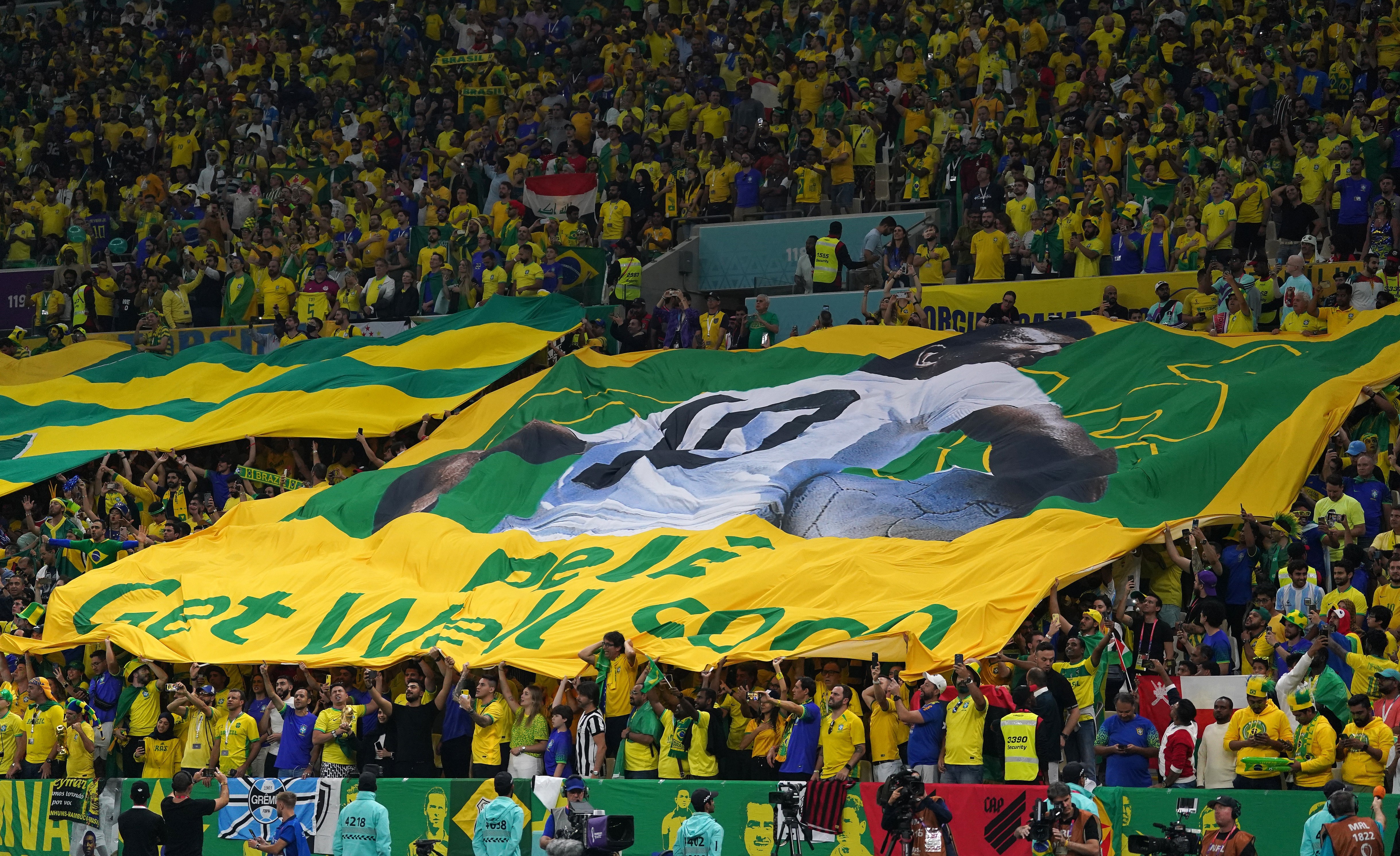 Mesaje de susţinere din tot fotbalul pentru marele brazilian Pele, care este în spital