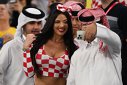 Imaginea articolului Croaţia elimină Japonia la lovituri de departajare şi merge în sferturile de finală la Cupa Mondială. În premieră pentru o ţară islamică, "Miss Croaţia" s-a fotografiat cu suporterii qatarezi în ciuda ţinutei "indecente"