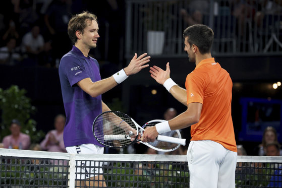 Imaginea articolului Confruntare spectaculoasă la Dubai. Djokovic şi Medvedev se întâlnesc în semifinală
