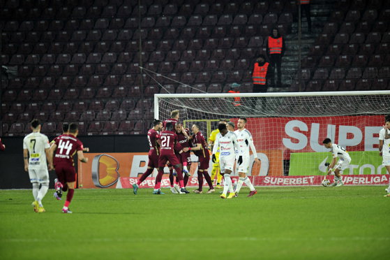 Imaginea articolului CFR se impune Ã®n derby-ul Clujului. Trei penalty-uri, gol cu cÄlcÃ¢iul Åi un debut la 14 ani Ã®n SuperligÄ