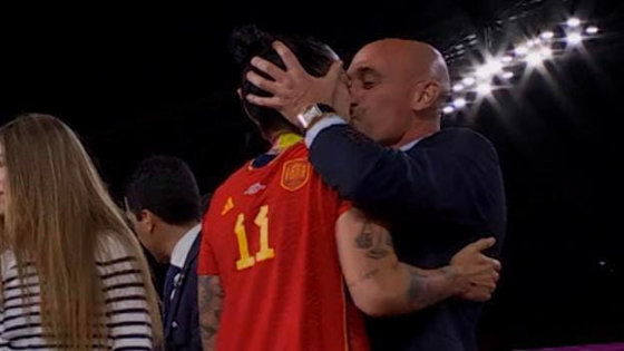 Imaginea articolului Preşedintele Federaţiei spaniole de fotbal îşi cere scuze după ce a sărutat-o pe Jenni Hermoso