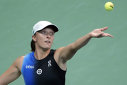 Imaginea articolului Surpriză în tenis: lidera mondială Iga Swiatek, bătută în semifinale la Dubai
