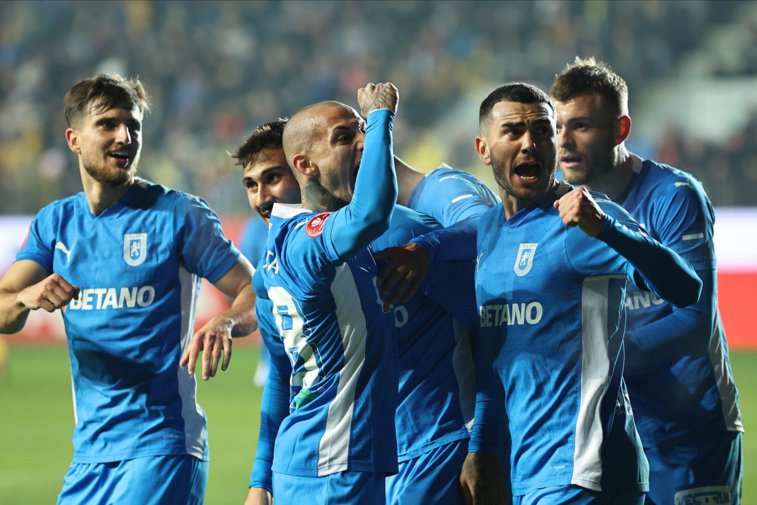 Imaginea articolului Universitatea Craiova securizează prezenţa în play-off, după victoria cu 3-2 la Petrolul Ploieşti