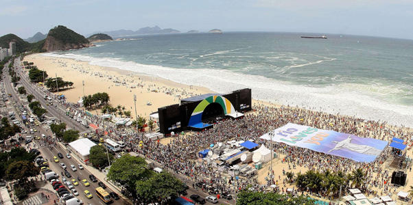Zeci de mii de fani cariocas adunaţi pe celebra plajă Copacabana
