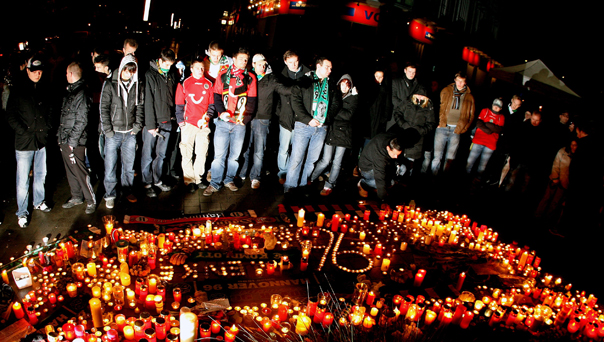Germania este în stare de şoc după vestea sinuciderii lui Robert Enke (Imagine: Mediafax Foto/AFP)