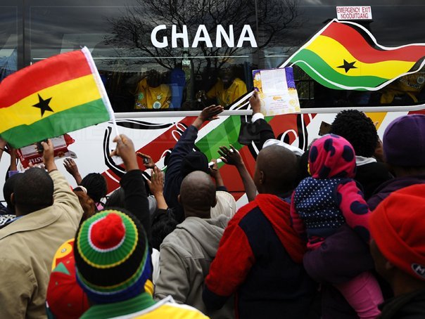 Imaginea articolului Internaţionalii ghanezi au fost primiţi cu urale la sosirea din Africa de Sud - FOTO