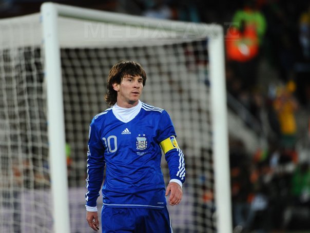 Imaginea articolului Messi: Dacă nu câştig eu Balonul de Aur, sper să-l primească Xavi sau Iniesta
