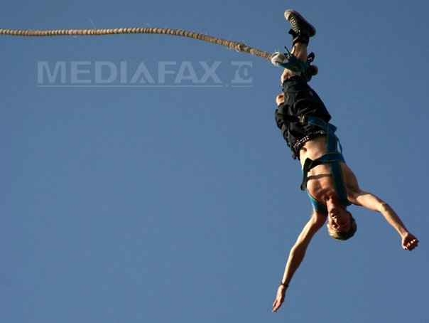Imaginea articolului Tincu, Petre şi Dumitraş au făcut bungee jumping în Queenstown