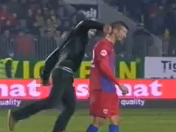 Imaginea articolului Incidente la meciul Petrolul-Steaua: Un suporter a intrat pe teren şi l-a lovit pe Galamaz. Partida a fost suspendată - VIDEO
