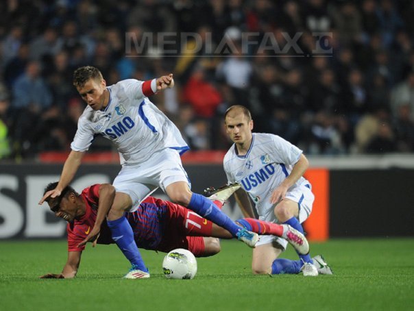 Imaginea articolului Pandurii Târgu Jiu - Steaua, scor 1-1, în Liga I. Un suporter a intrat pe teren şi şi-a dat pantalonii jos în faţa portarului stelist - FOTO