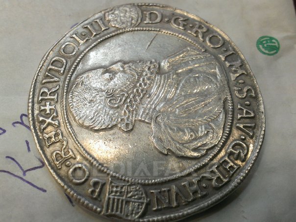 Imaginea articolului COMOARĂ din secolul XVI, descoperită de un bărbat. Micul tezaur conţine peste 1.400 de monede de argint - FOTO