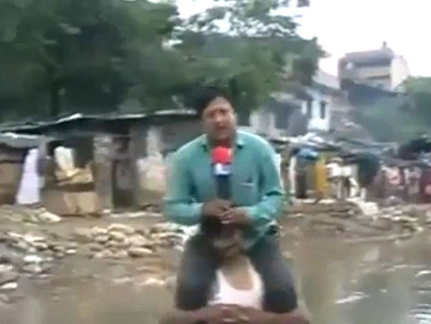 Imaginea articolului Reporter indian, aspru criticat pe internet: Jurnalistul a transmis dintr-o zonă afectată de inundaţii de pe umerii unui localnic - VIDEO