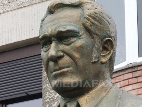 Imaginea articolului Bust al lui Sergiu Nicolaescu, la Târgu Jiu. Localnicii spun că sculptura nu seamănă cu regizorul - FOTO