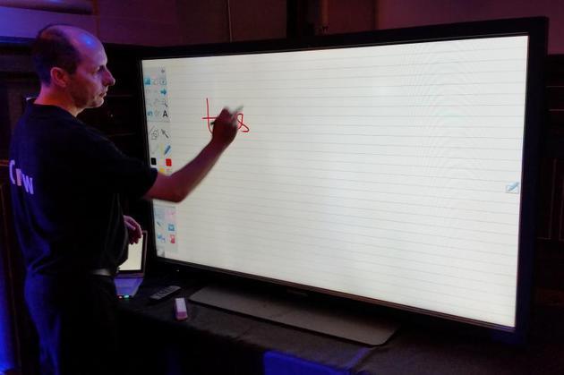 Imaginea articolului Panasonic a prezentat în România „tabla” digitală, pe care 4 utilizatori pot desena şi scrie în acelaşi timp